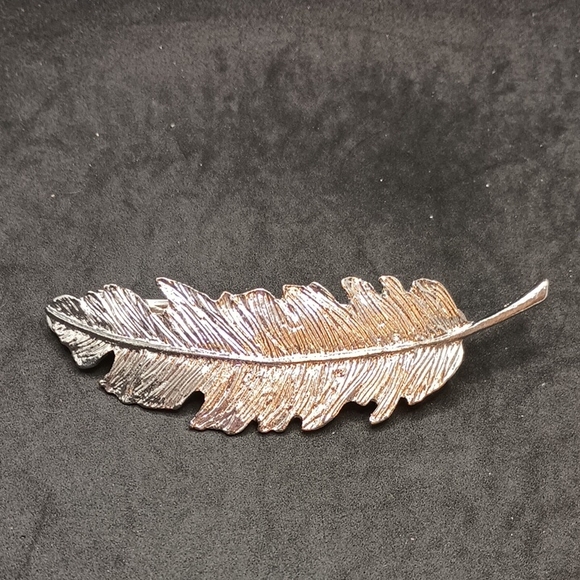 None Accessories - Elegant Silver Tone Feather Hair Clip